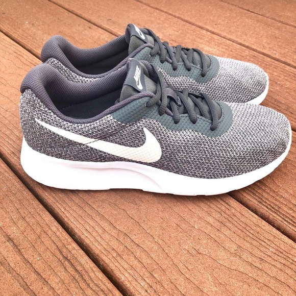 nike tanjun se womens